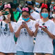 Visitantes asisten al reinicio de actividades de Disneyland en Shanghái.